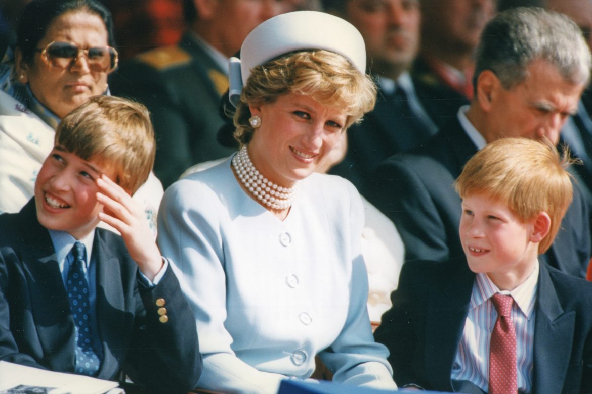 ​Al parecer, Diana de Gales pensaba que su hijo Harry también podría ser un «buen rey» (y que Guillermo no estaba cómodo como heredero) 