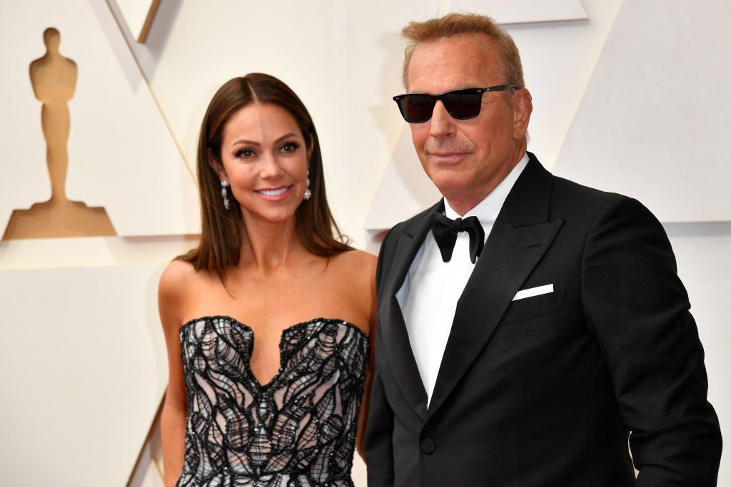 ​Kevin Costner y su exmujer mantienen una llamativa distancia en la graduación de su hijo 