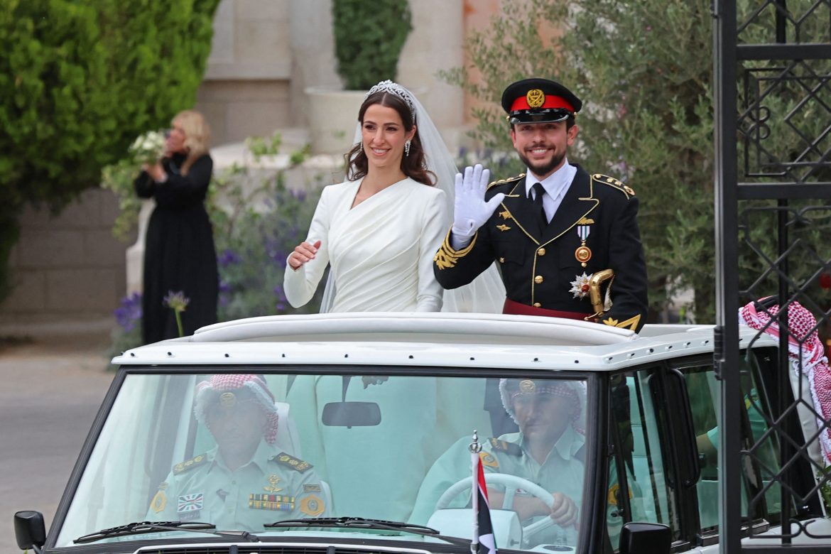 ​Las nuevas fotos con las que Rajwa de Jordania y el príncipe Hussein celebran su segundo aniversario de bodas 