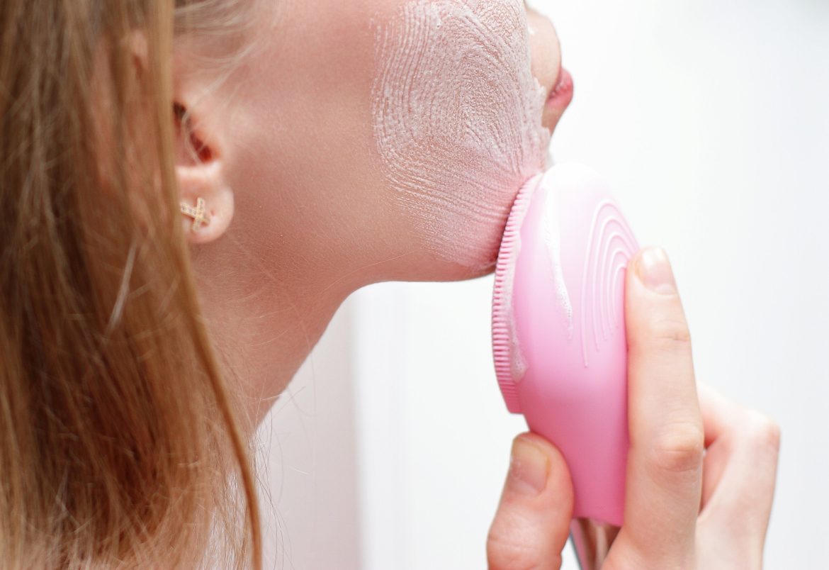 ​Este es el cepillo limpiador facial que te recomiendo si quieres tener una tez luminosa (y está rebajado) 
