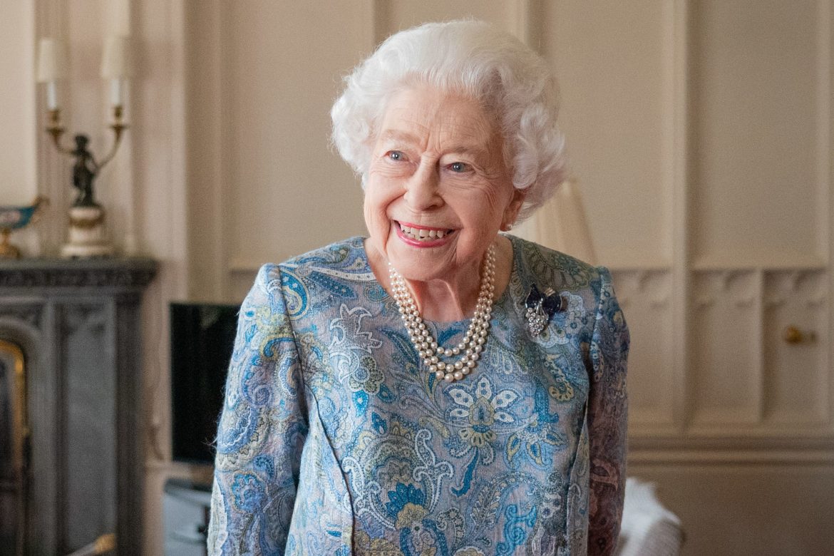 ​Con guantes amarillos y arremangada hasta los codos: la tarea doméstica que Isabel II adoraba realizar 
