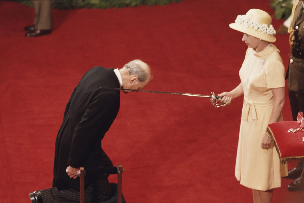 ​Las curiosidades de la ceremonia en la que David y Victoria Beckham se convertirán en Sir y Lady: de la espada con la que será nombrado caballero a los soldados nepalíes de Carlos III 