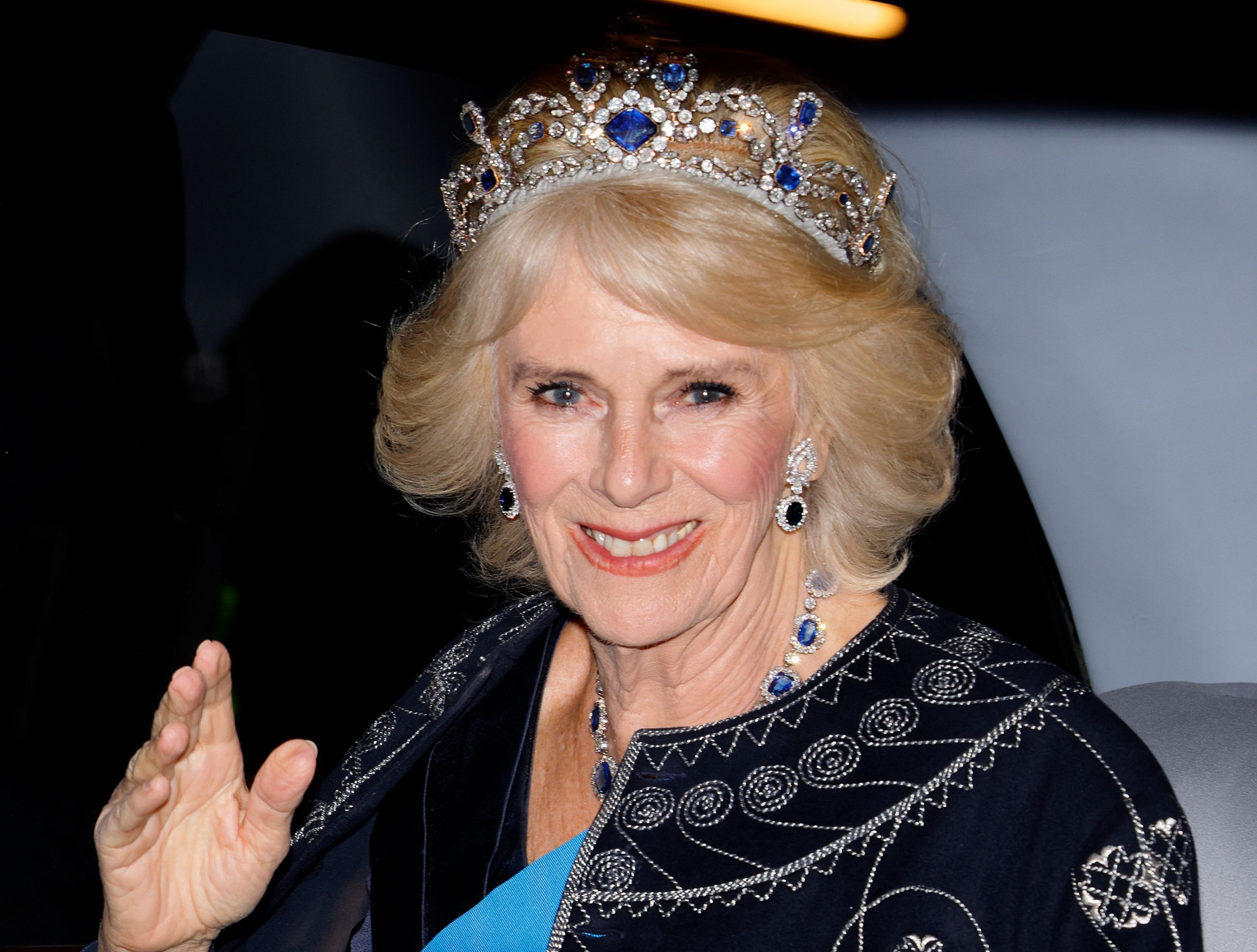 ​¡Esta es la tuya, Camilla! El precioso zafiro que se le escapó a la Reina Madre vuelve al mercado 