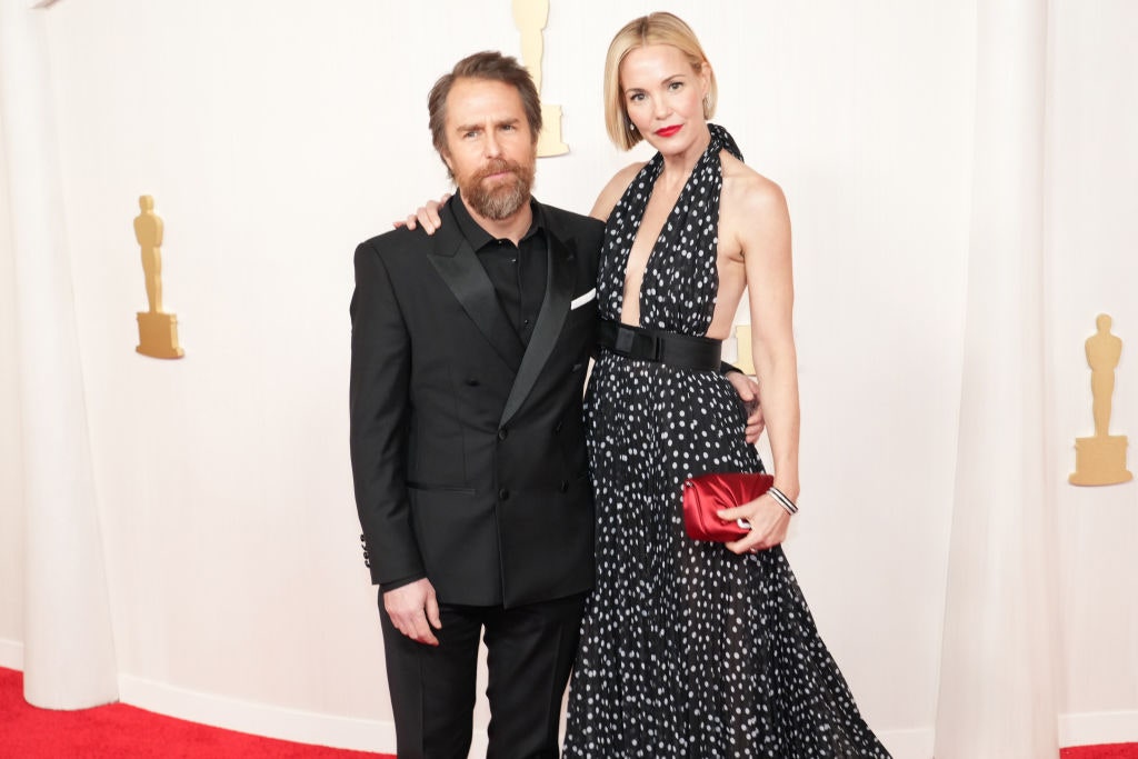 ​»Le quiero mucho pero… No quiero casarme”: Leslie Bibb explica por qué no ha pasado por el altar con Sam Rockwell (pese a llevar 18 años juntos) 