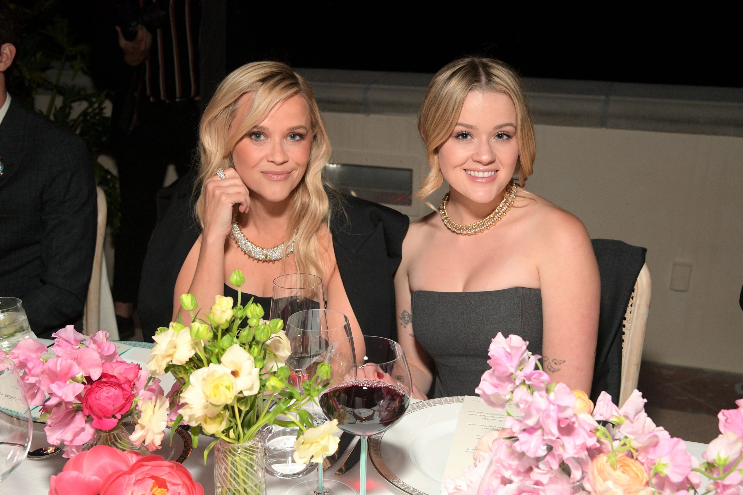 ​“Durante un segundo he creído que era él”: el asombroso parecido del novio de la hija de Reese Witherspoon con su propio padre revoluciona las redes (pero ella se lo toma con humor) 