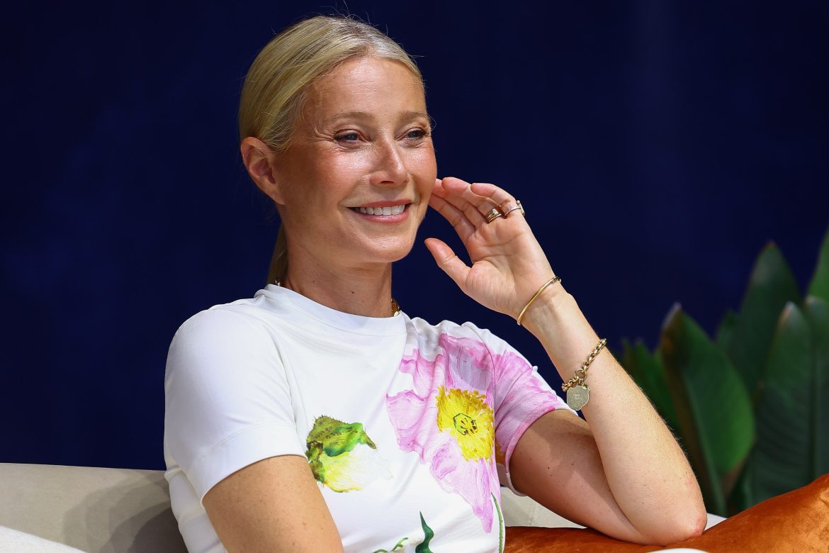 ​“¿Acaso te he robado la camiseta por error?”: La divertida reacción de Apple, hija de Gwyneth Paltrow, al verla cocinar en topless 