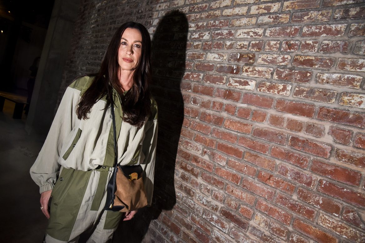 ​Alanis Morissette y los 30 años del icónico Jagged Little Pill: feliz (y con tres hijos) junto a su marido Souleye, su compromiso frustrado con Ryan Reynolds y su próxima visita a España 