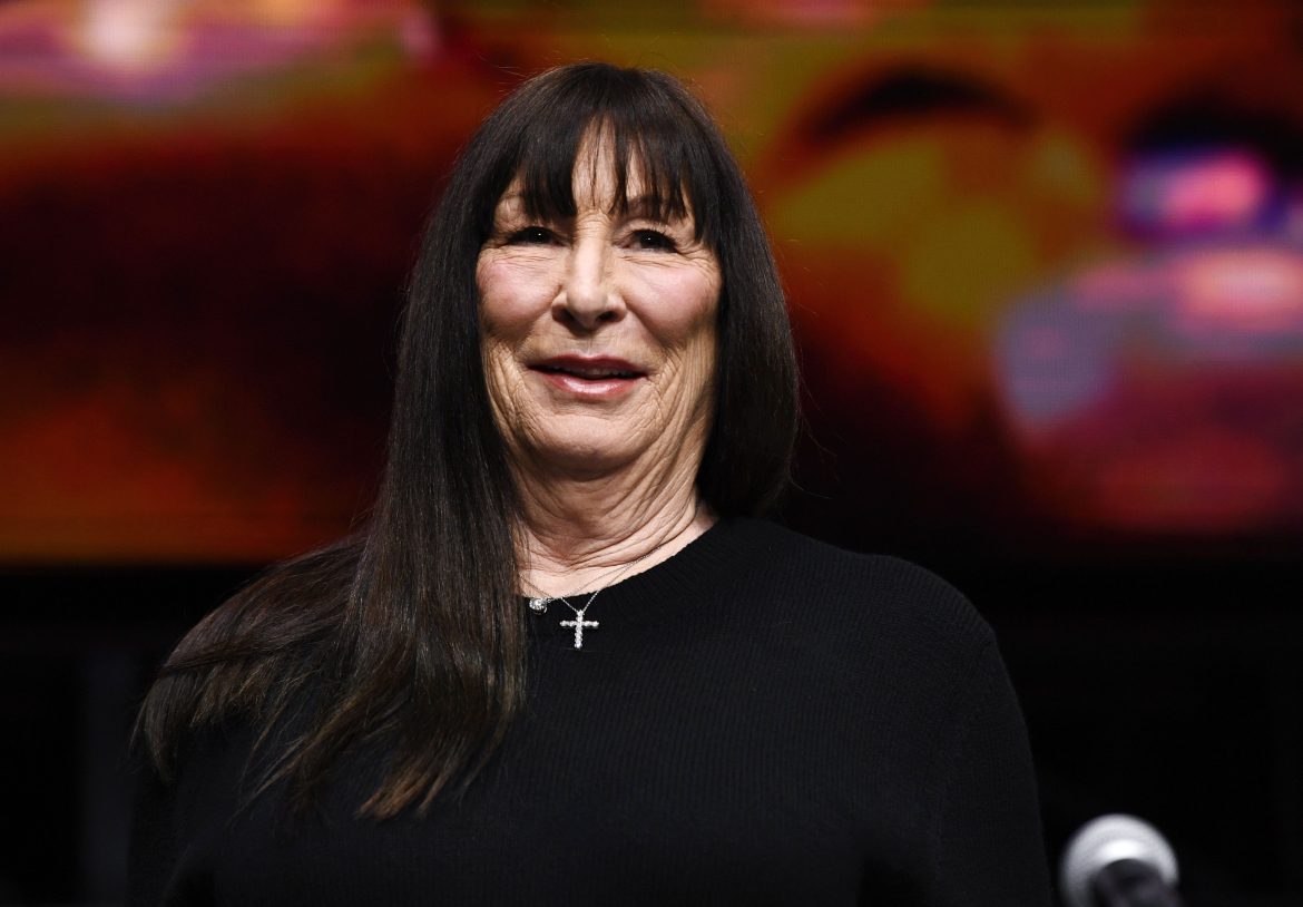 ​El regreso de Anjelica Huston con Ana de Armas: libre de un cáncer que mantuvo en secreto y su reciente reconexión con Jack Nicholson 