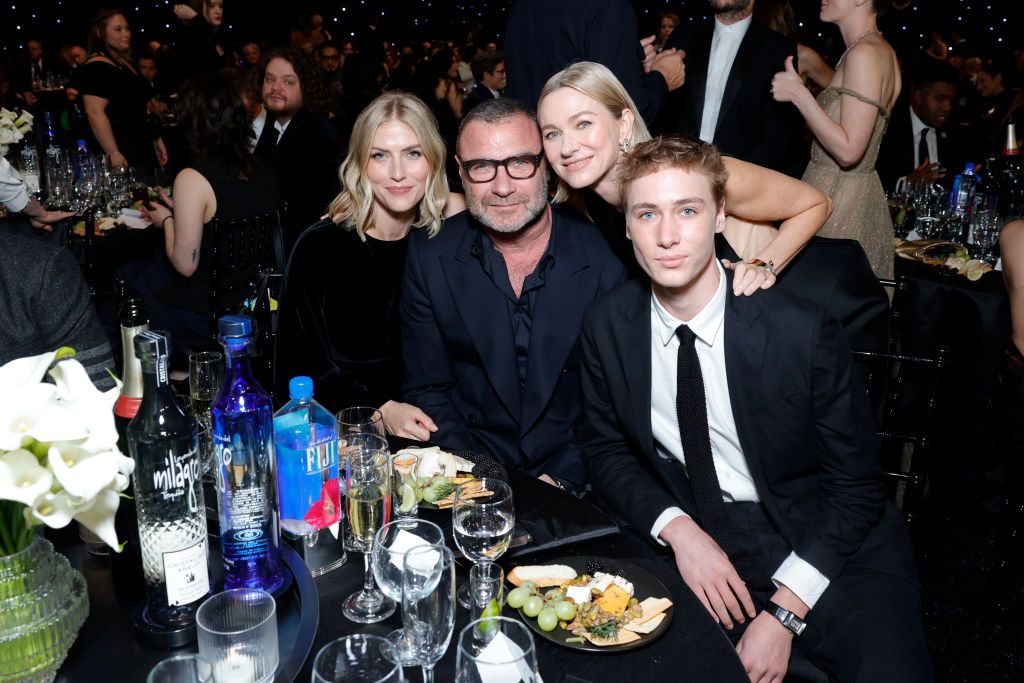 ​Naomi Watts, su exmarido y sus respectivas parejas acuden a la graduación de su hijo Sasha 