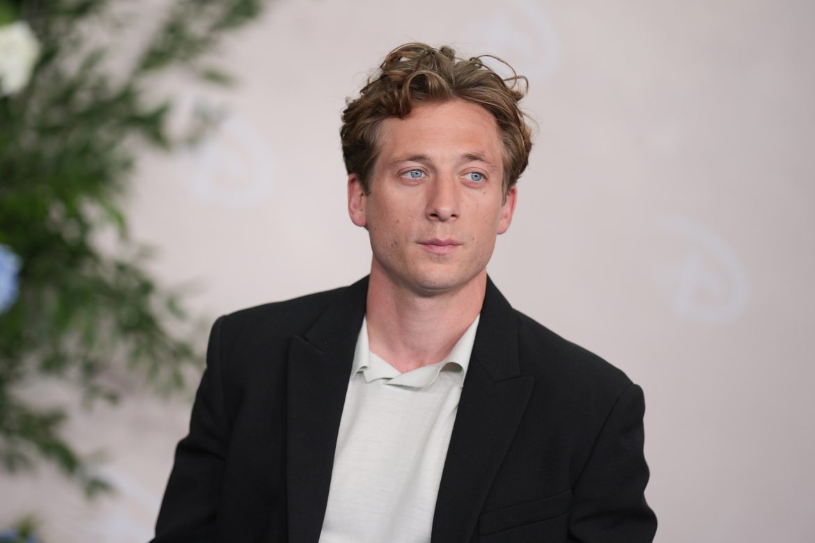 ​Así suena (y luce) Jeremy Allen White como Bruce Springsteen: sus posibilidades de Oscar, su reciente alianza con Louis Vuitton y su ¿relación? con Molly Gordon (con la que vuelve a coincidir en The Bear) 