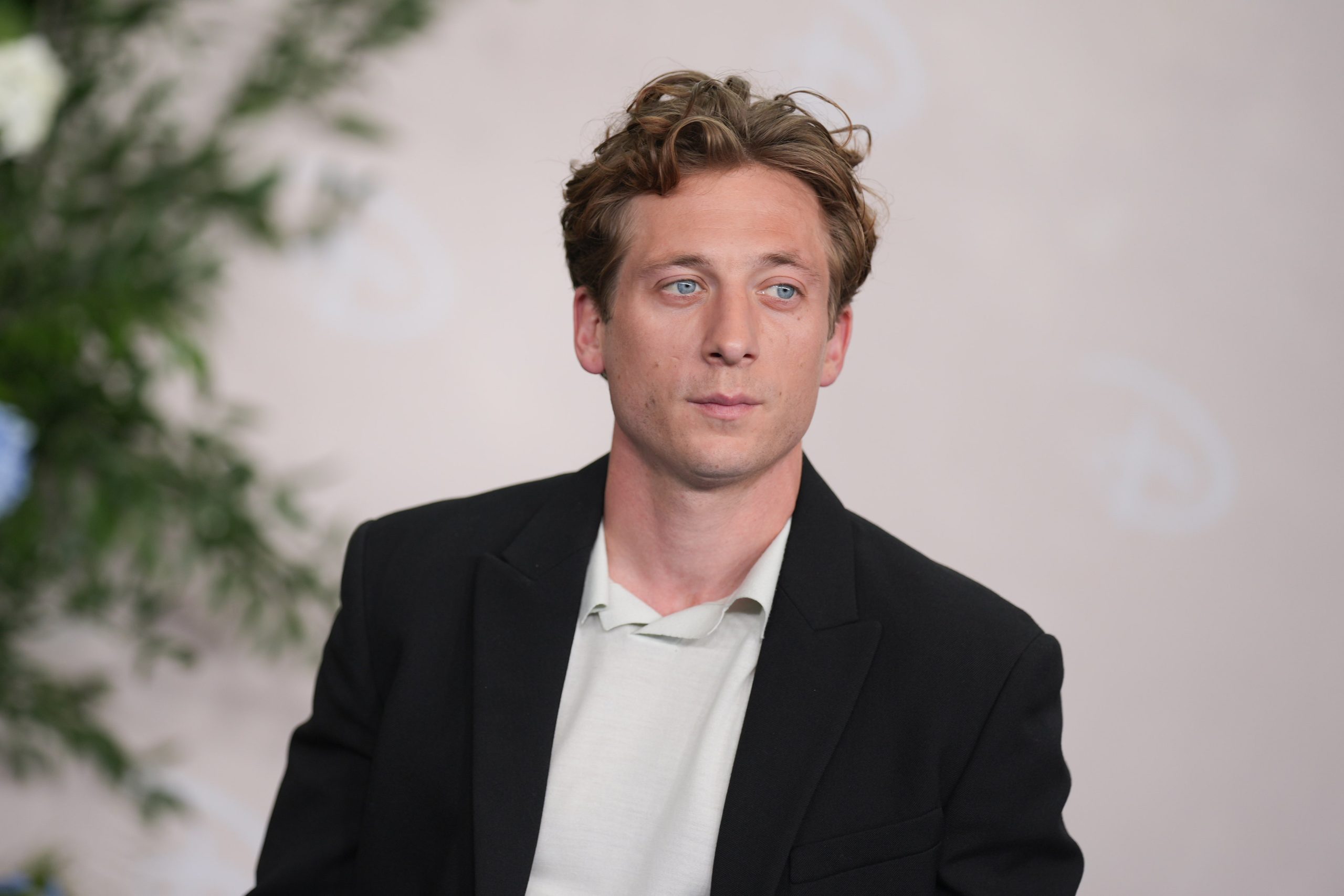 ​Así suena (y luce) Jeremy Allen White como Bruce Springsteen: sus posibilidades de Oscar, su reciente alianza con Louis Vuitton y su ¿relación? con Molly Gordon (con la que vuelve a coincidir en The Bear) 