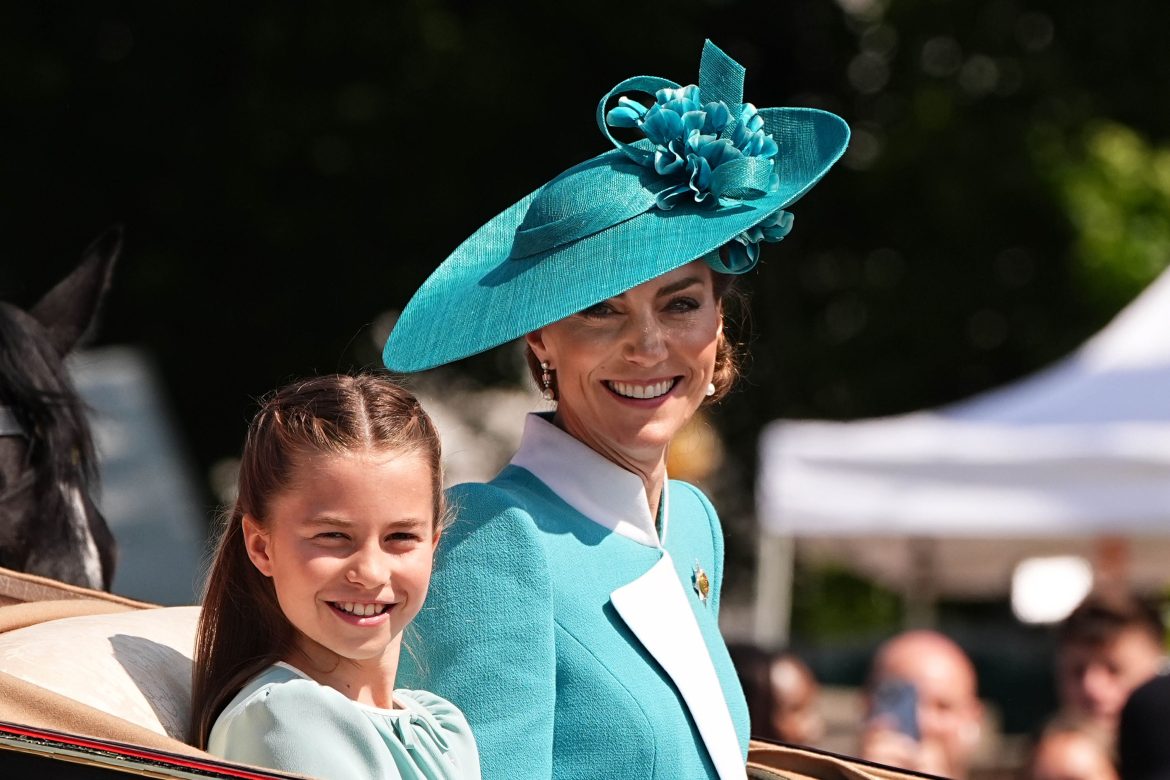 ​Kate Middleton celebra un año de su regreso a la vida pública: con traje de la diseñadora favorita de Diana de Gales y pendientes de Isabel II 