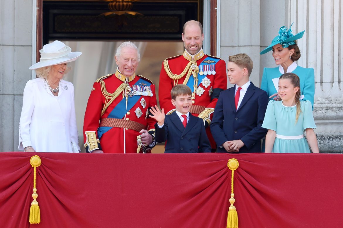 ​Trooping the Colour 2025: Kate Middleton y Charlotte a juego, las muecas de Louis, Carlos III de luto, la princesa Ana a caballo… 