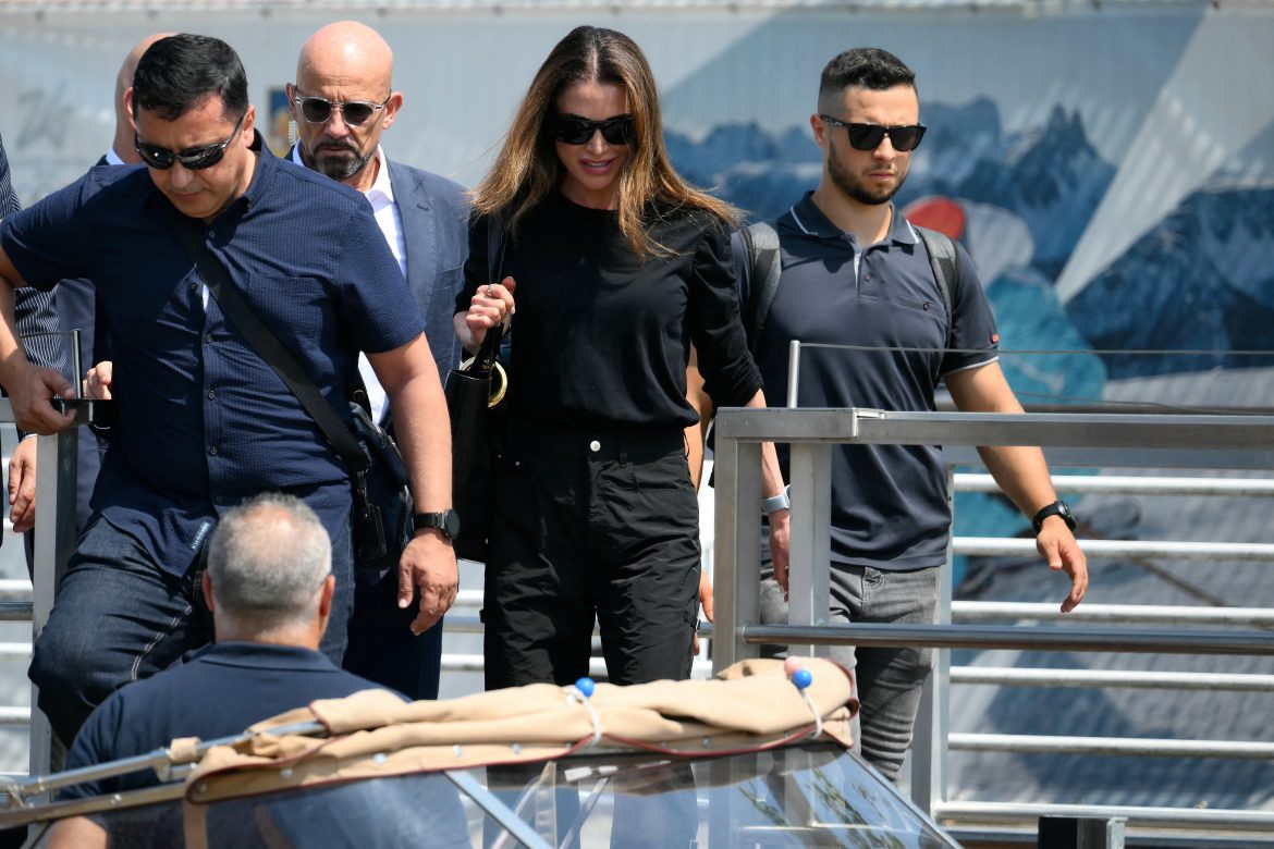 ​Rania de Jordania y su familia aportan un toque de elegancia a la boda Bezos-Sánchez: así ha sido su llegada 