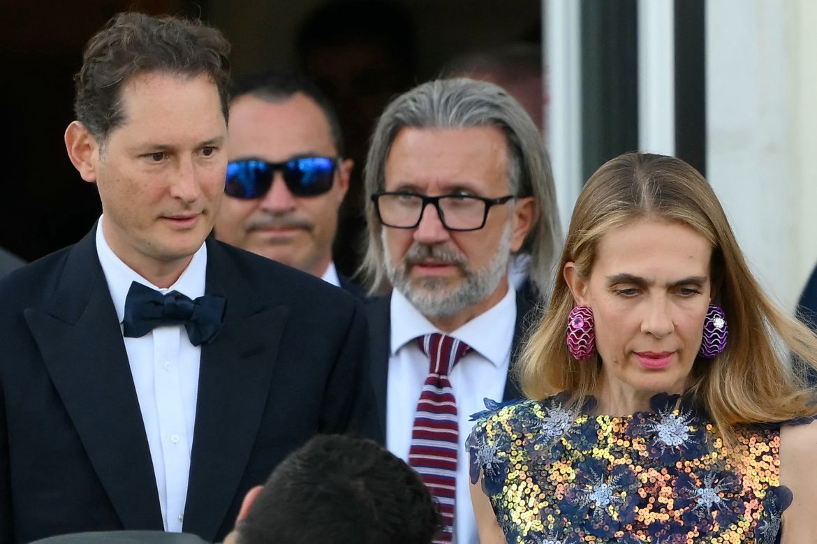 ​Lavinia Borromeo, hermana mayor de Beatrice, brilla con un vestido de lentejuelas en la boda de Jeff Bezos junto a su marido, John Elkann: la sonada reaparición de una pareja muy discreta (y poderosa) 