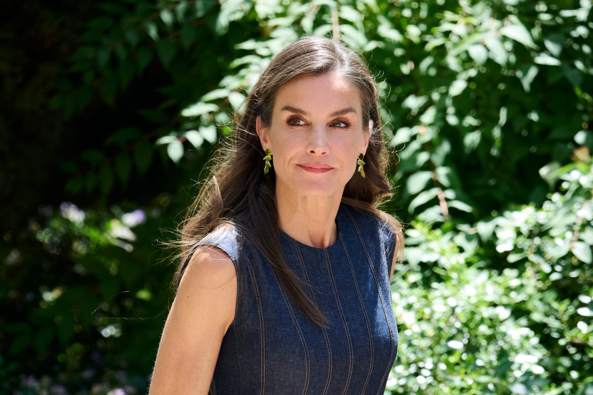 ​La reina Letizia hace un guiño a la princesa Leonor usando uno de sus bolsos para su visita al Monasterio de Montserrat (y lo combina con un vestido denim de Carolina Herrera) 