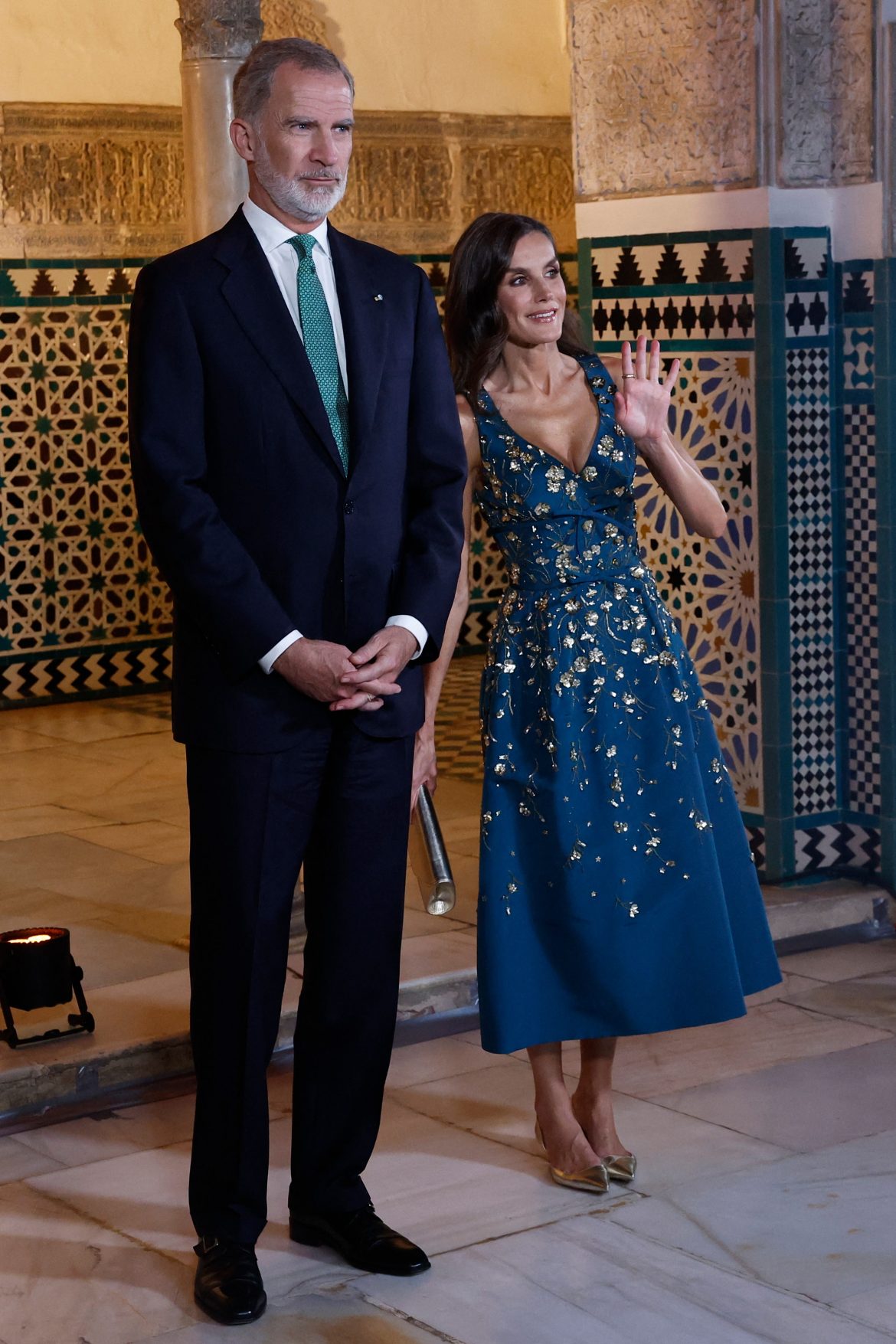 ​Letizia recurre en Sevilla a uno de sus vestidos más espectaculares para su primer acto tras conocerse que Marta Carazo será su próxima secretaria 