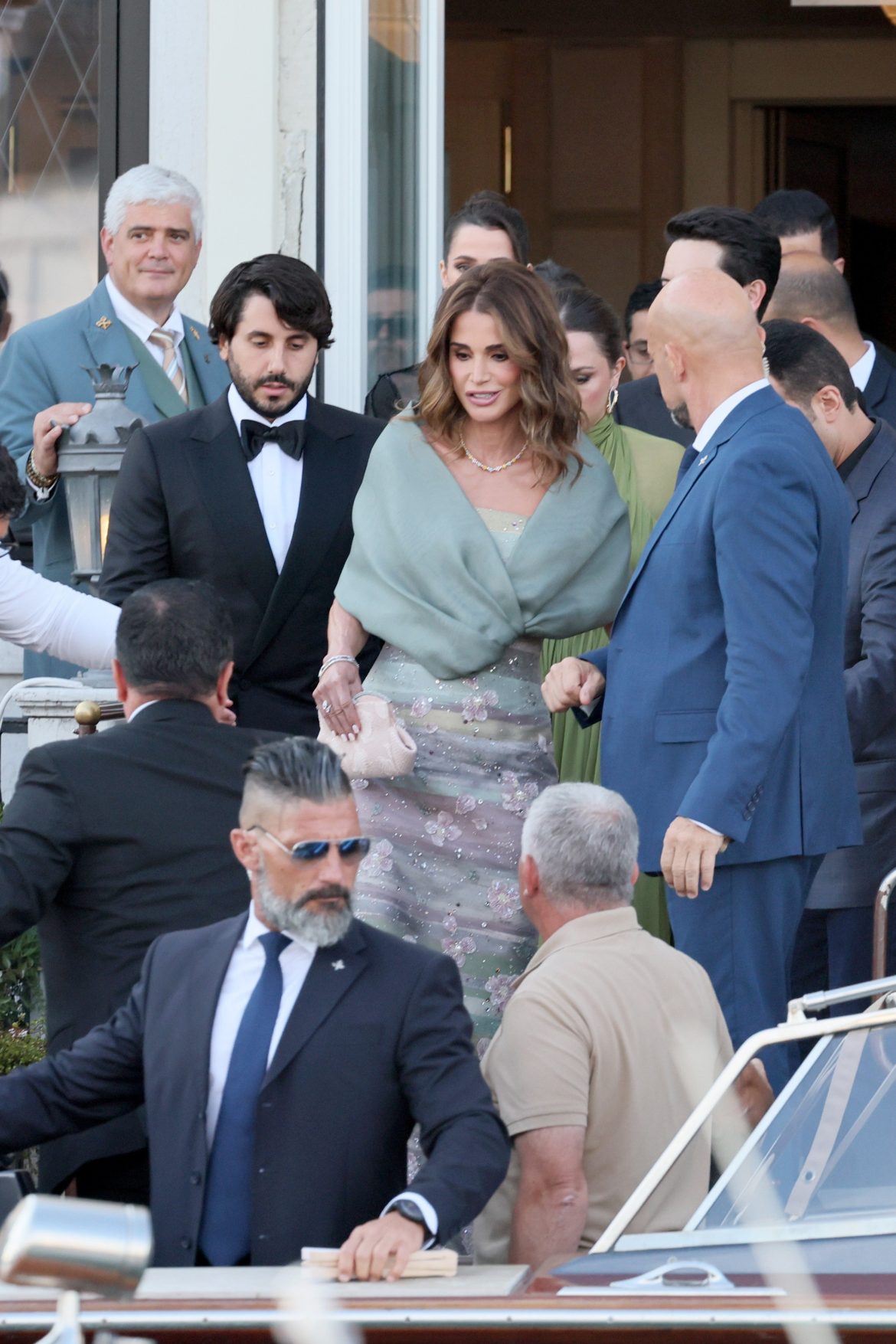 ​La elegancia de Rania de Jordania destaca en la boda de Jeff Bezos y Lauren Sánchez entre el resto de invitadas 