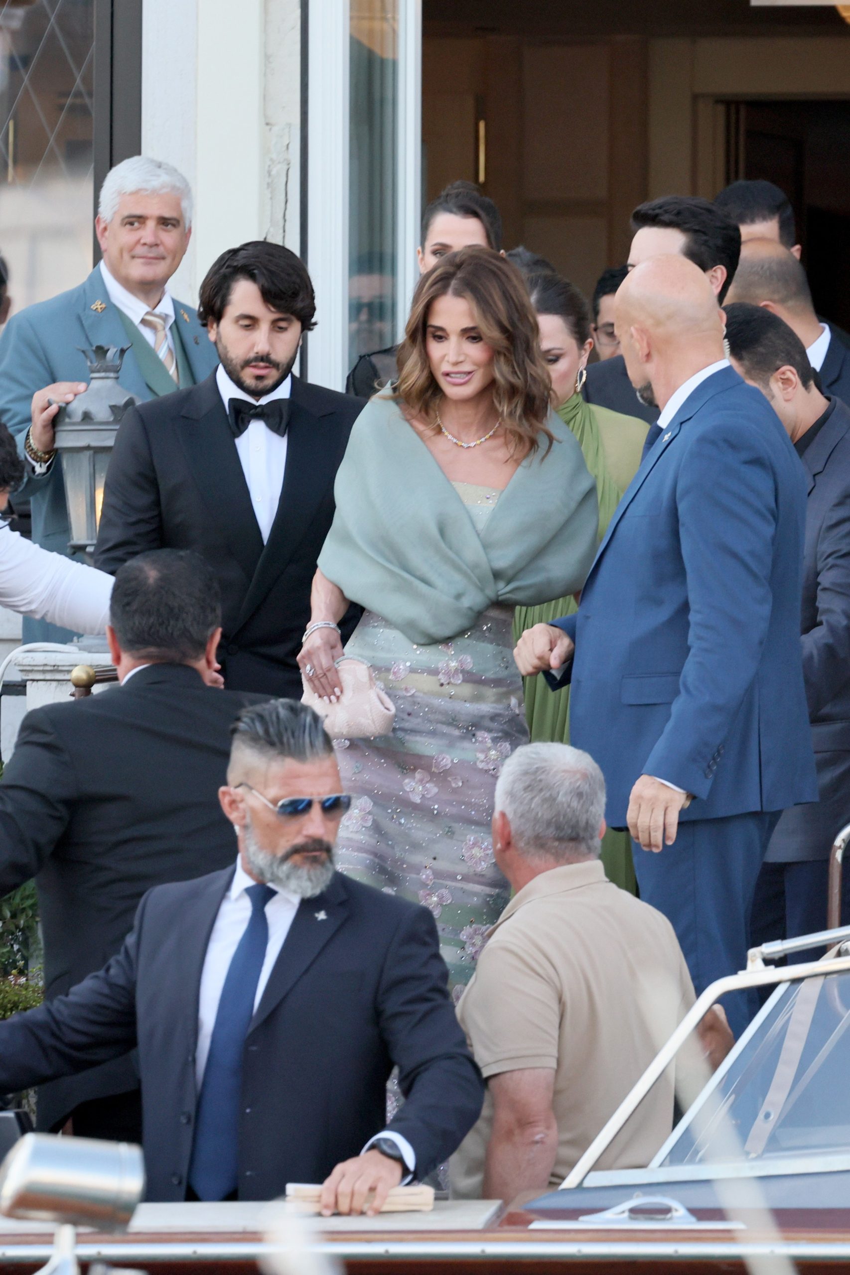 ​La elegancia de Rania de Jordania destaca en la boda de Jeff Bezos y Lauren Sánchez entre el resto de invitadas 