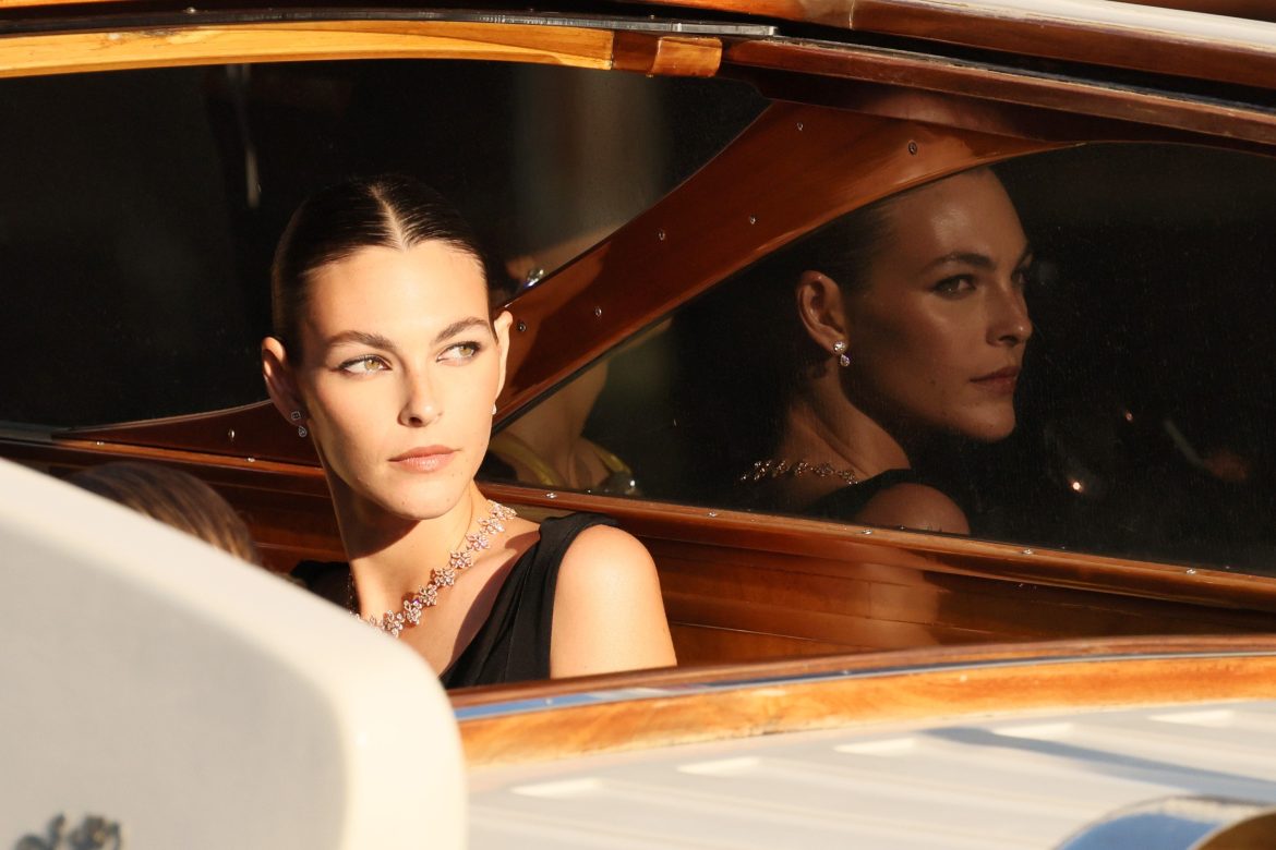 ​Así empezó… y así acabó: el percance de Vittoria Ceretti con su vestido de Dolce&Gabbana en la fiesta postboda de Jeff Bezos y Lauren Sánchez 