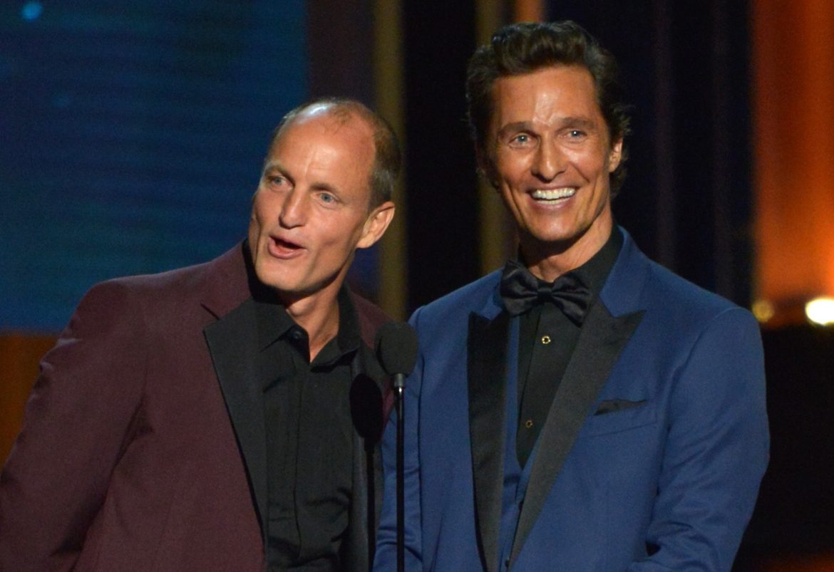 ​»Estaría ganando otro padre”: Matthew McConaughey y Woody Harrelson llevan años bromeando sobre la posibilidad de ser hermanos e iban a hacer una serie (pero se ha suspendido) 
