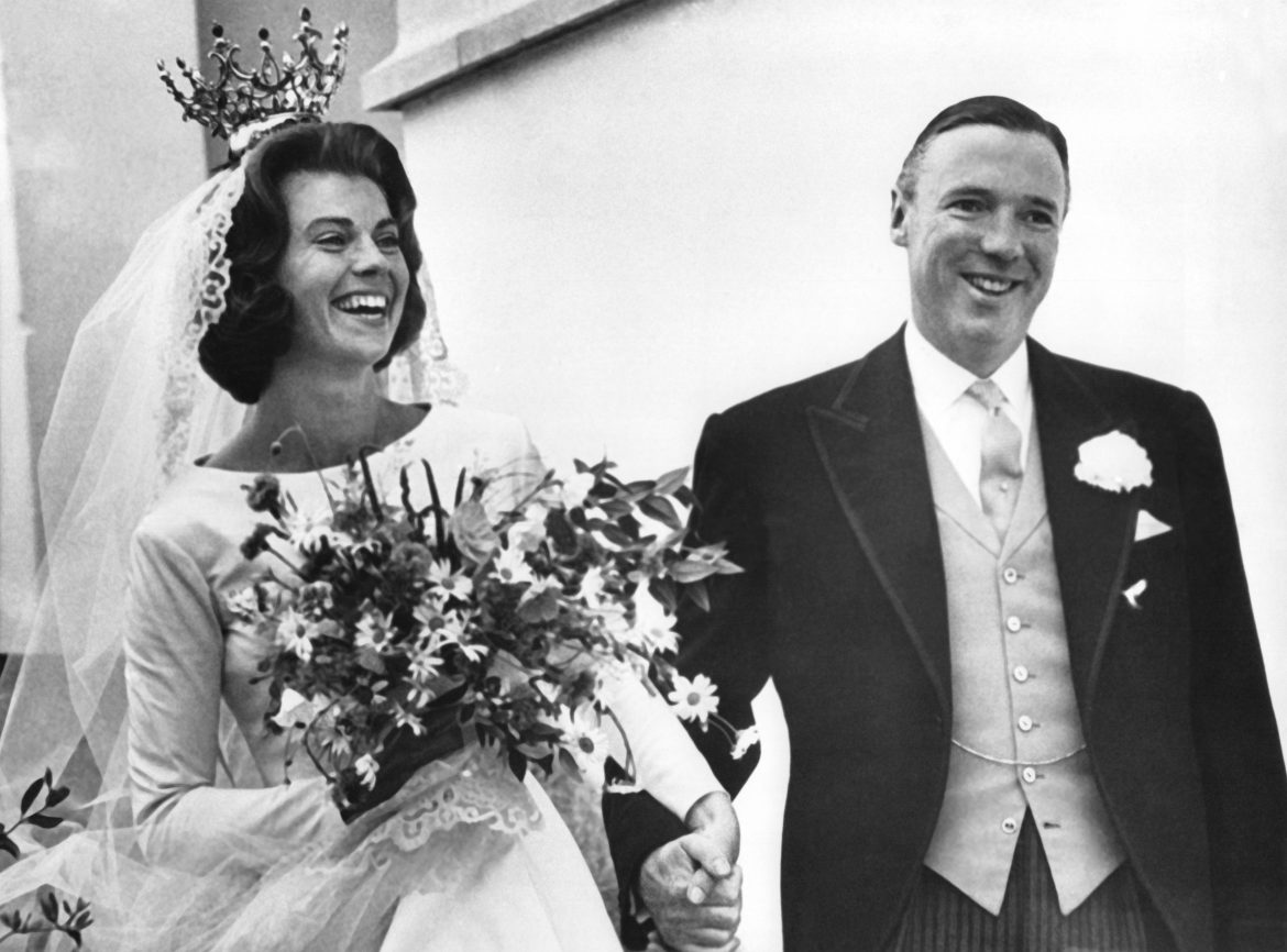 ​La boda de Margarita de Suecia y John Ambler: un enlace discreto en una isla y una corona (que no tiara) para una de las princesas más bellas de Europa 