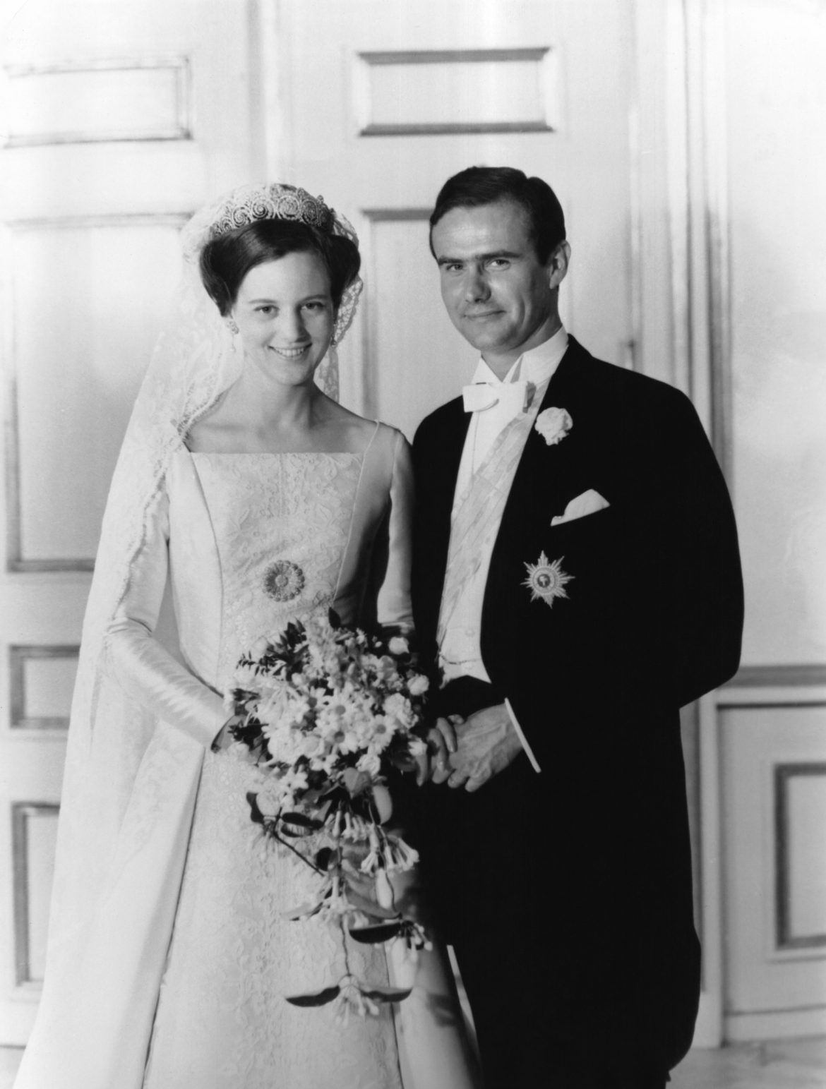​La boda de Margarita de Dinamarca y Enrique de Laborde de Monpezat en 1967: 400 invitados, joyas históricas de Margarita de Connaught y un vestido con seis metros de cola 