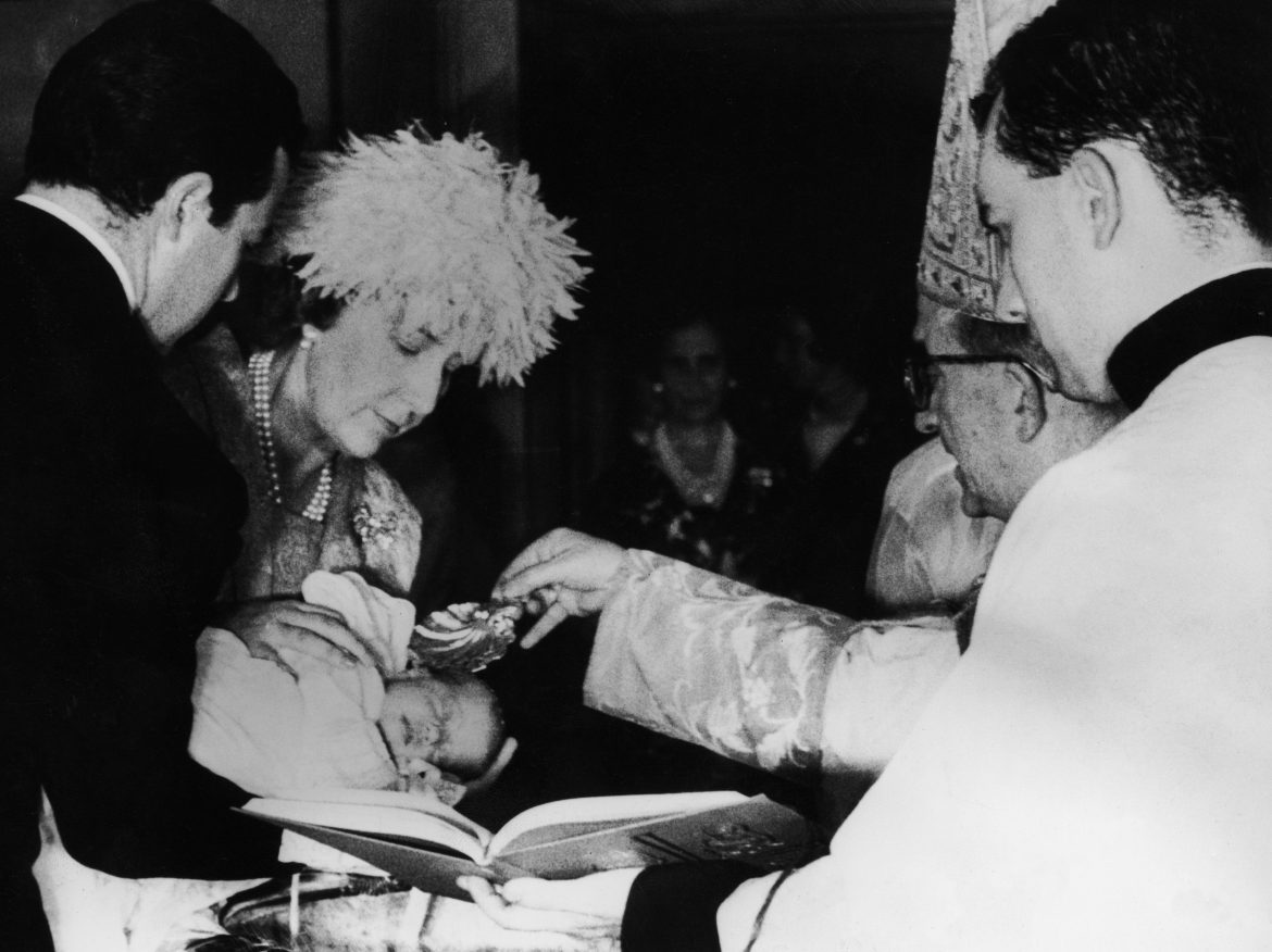 ​El bautizo de la infanta Cristina hace 60 años: un nombre pensado para su hermana mayor, en el palacio de la Zarzuela y con la ausencia de su abuelo Juan de Borbón 