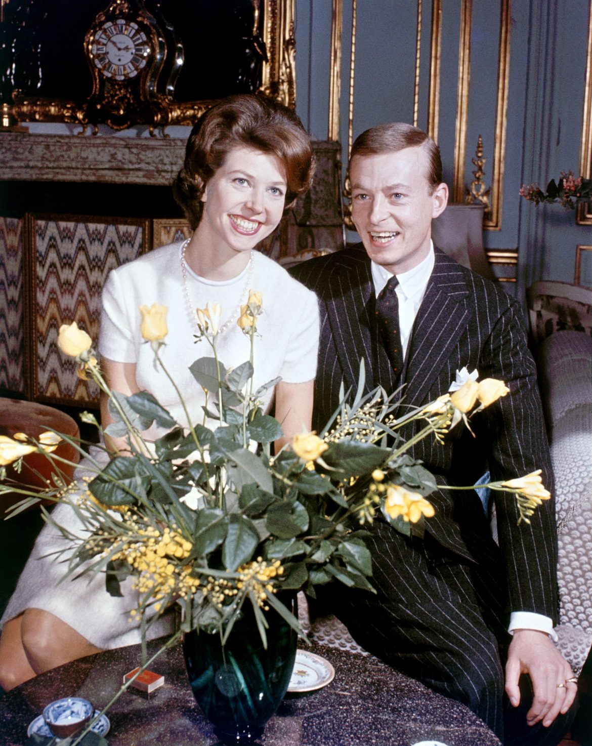 ​La boda de Desirée de Suecia y el barón Nicolás Silfverschiöld: una renuncia a tratamiento real, la tradicional tiara de camafeos y el vestido de novia de alta costura que había llevado su hermana 