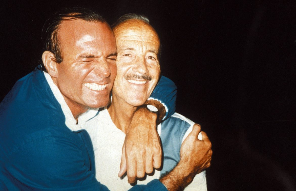 ​Julio Iglesias y su morriña gallega: de sus veranos felices de la infancia en Orense al amor por su padre, Papuchi, que le ha llevado a comprar una espectacular finca en el norte de España 
