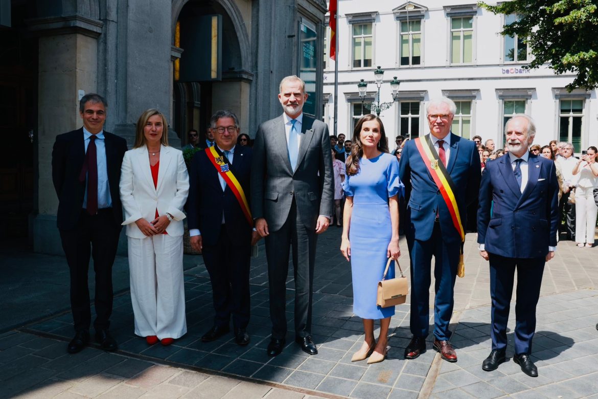 ​Felipe y Letizia ponen una pica en Flandes: el discurso del rey en Brujas con la reina vestida de Carolina Herrera en el palco del Teatro Real 