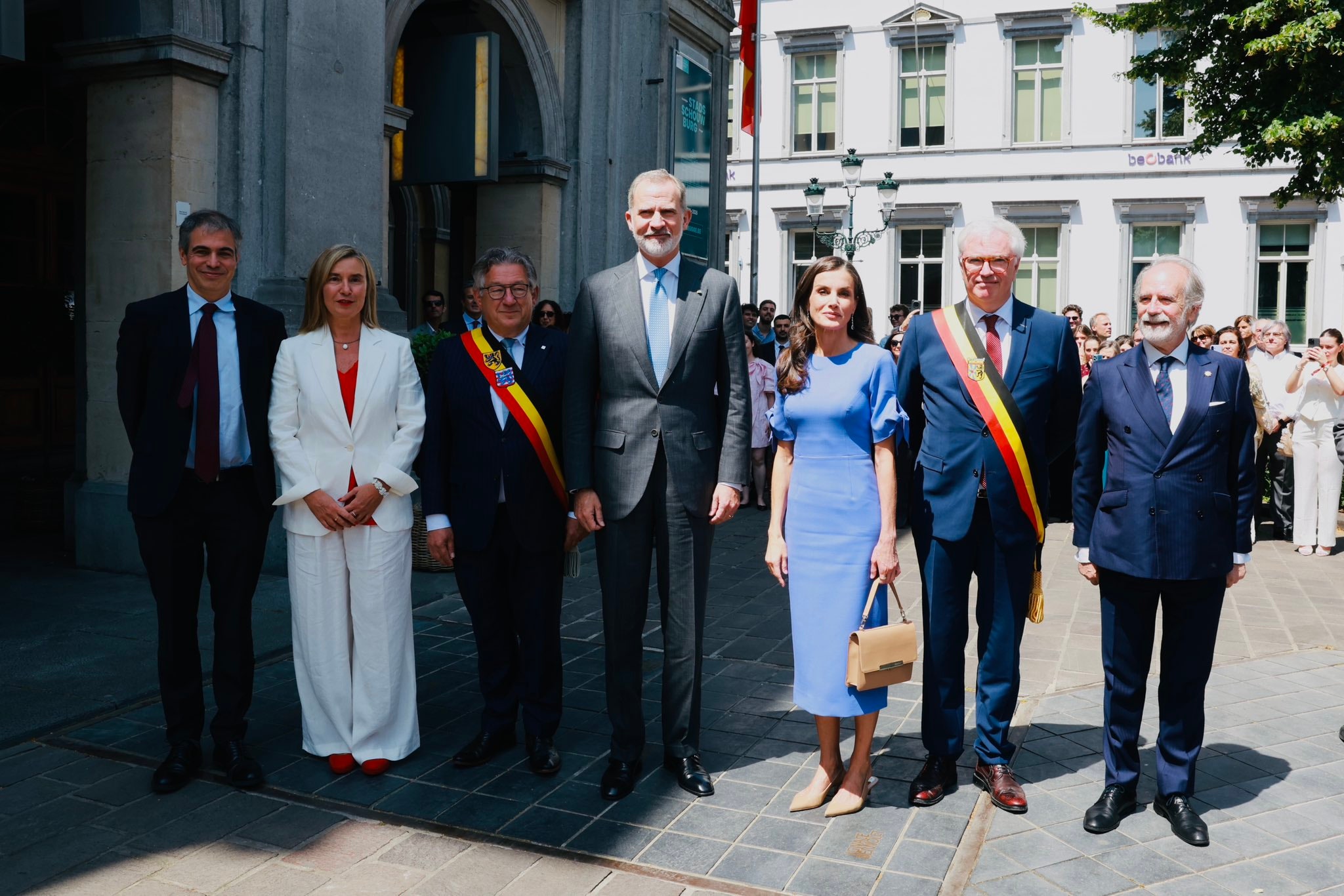​Felipe y Letizia ponen una pica en Flandes: el discurso del rey en Brujas con la reina vestida de Carolina Herrera en el palco del Teatro Real 