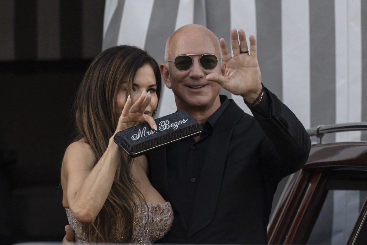 ​Lauren Sánchez habla a través de su bolso: “Llámame señora Bezos” 