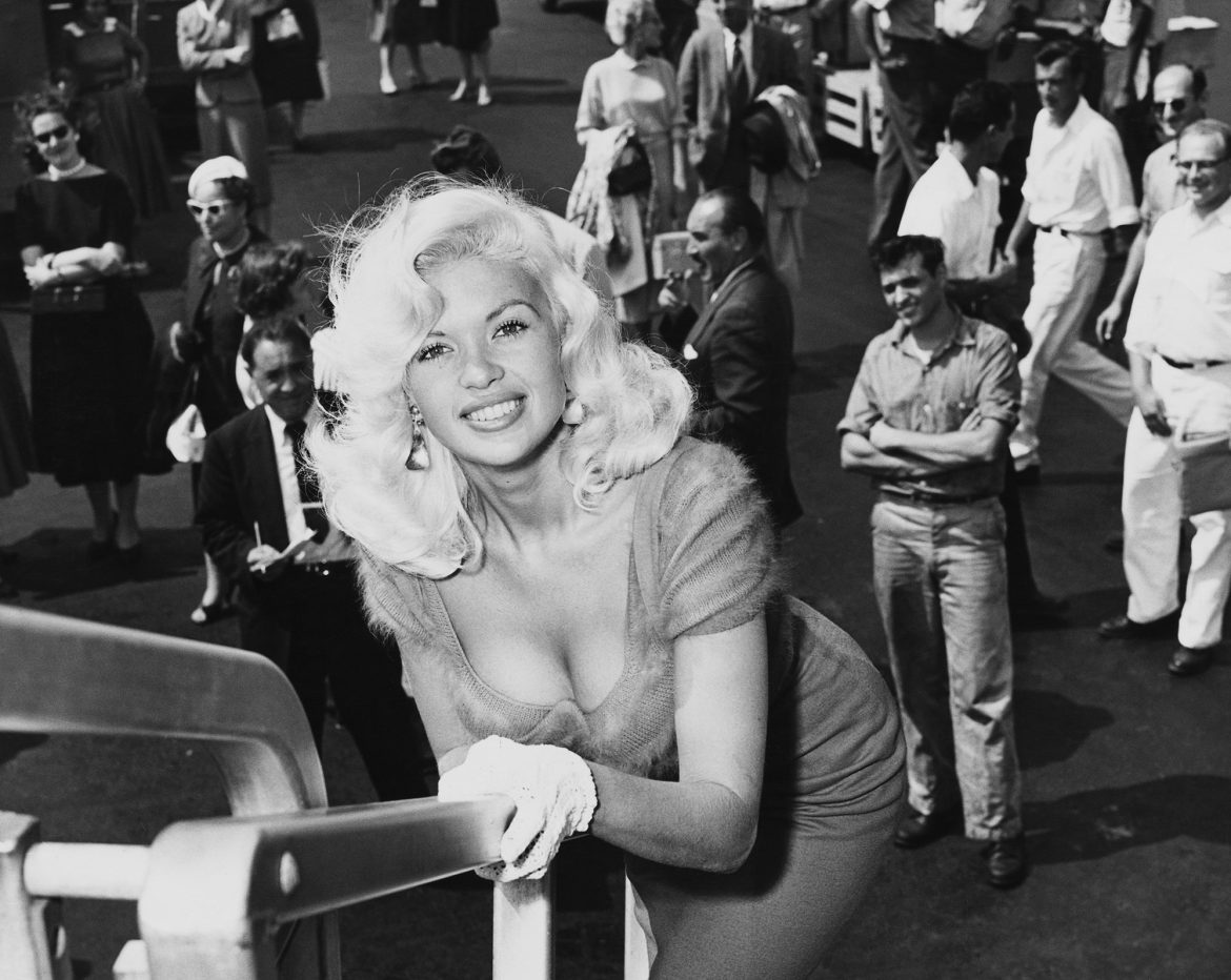 ​Jayne Mansfield, la ‘rubia tonta inteligente’ que hablaba cuatro idiomas y cuya muerte a los 58 años sigue salvando vidas 