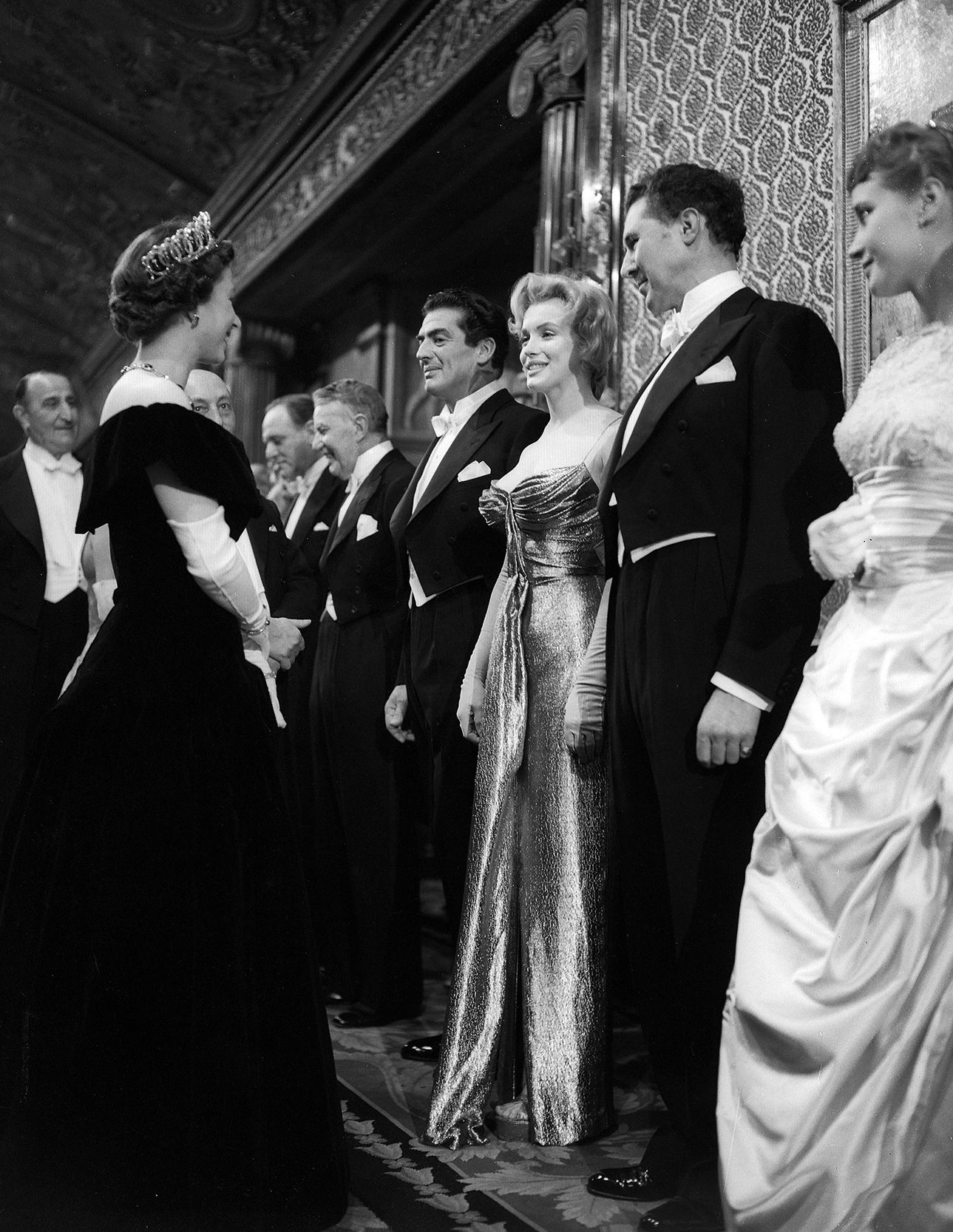 ​“Cáete de culo, nena”: el histórico día en que Marilyn Monroe conoció a la reina Isabel II (y fue presa de los nervios) 