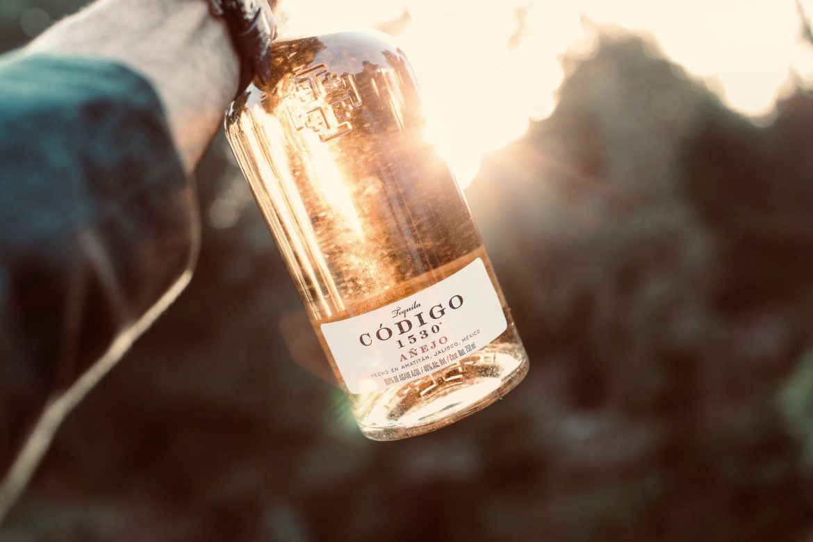 ​Elaborado con agua de lluvia filtrada en tierra volcánica, y añejado en barricas de roble del Valle de Napa: viajamos a Ibiza para conocer uno de los tequilas más exclusivos del mundo 