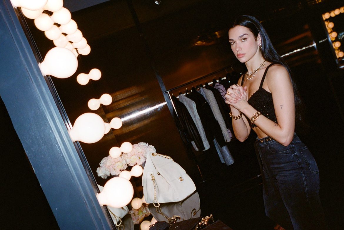​Dua Lipa: «Me encantan las piezas llamativas, como un buen abrigo o un buen bolso… Cosas que pueden transformar por completo un conjunto» 