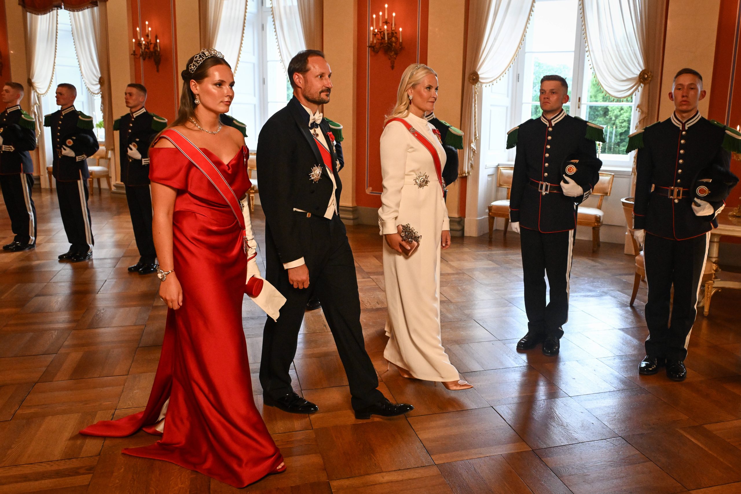 ​Ingrid de Noruega, con tiara y su primer vestido de gala propio, brilla en la cena de Estado en honor a los Macron 