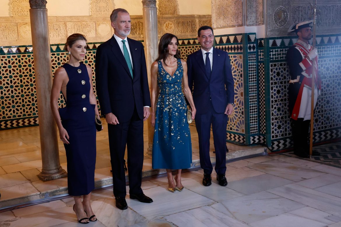 ​El vestido con transparencias de Inés Domecq que Manuela Villena ha llevado a la cena con Felipe y Letizia en Sevilla 