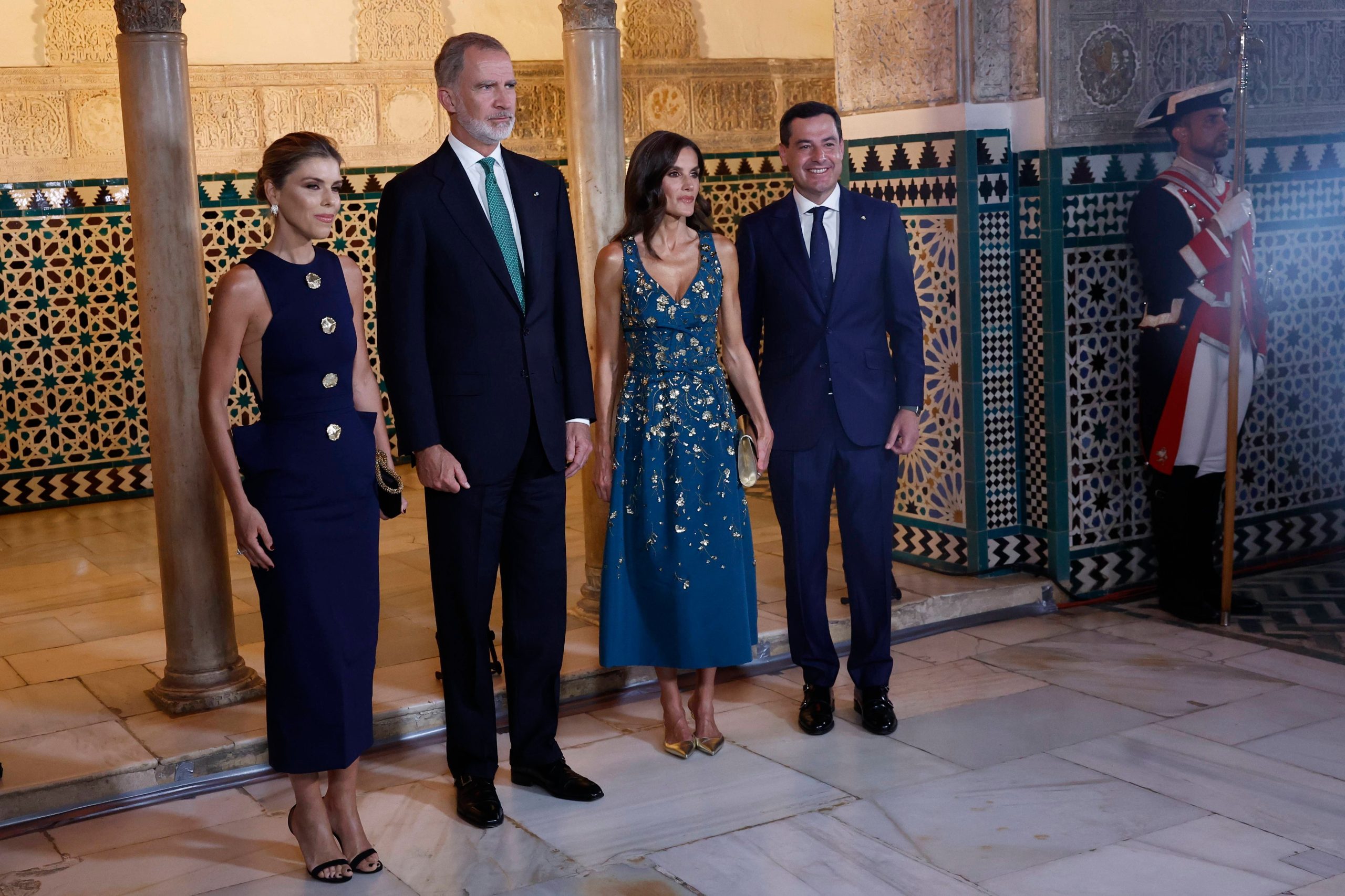 ​El vestido con transparencias de Inés Domecq que Manuela Villena ha llevado a la cena con Felipe y Letizia en Sevilla 