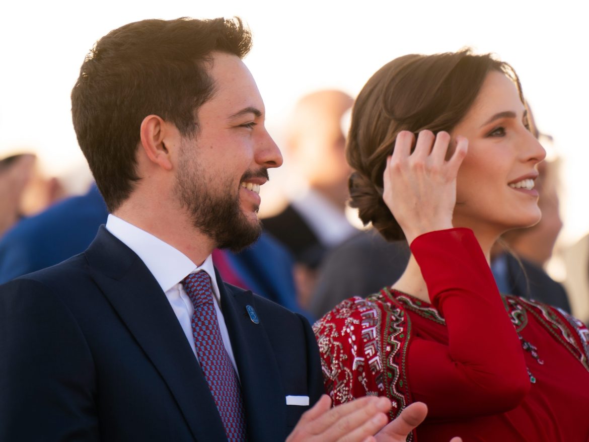 ​Rania de Jordania felicita (desde la boda de Bezos y Sánchez) al príncipe Hussein por su cumpleaños con una bonita foto del heredero ejerciendo un importante papel 
