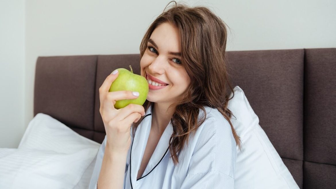 ¿Se recomienda comer manzana en la noche?
