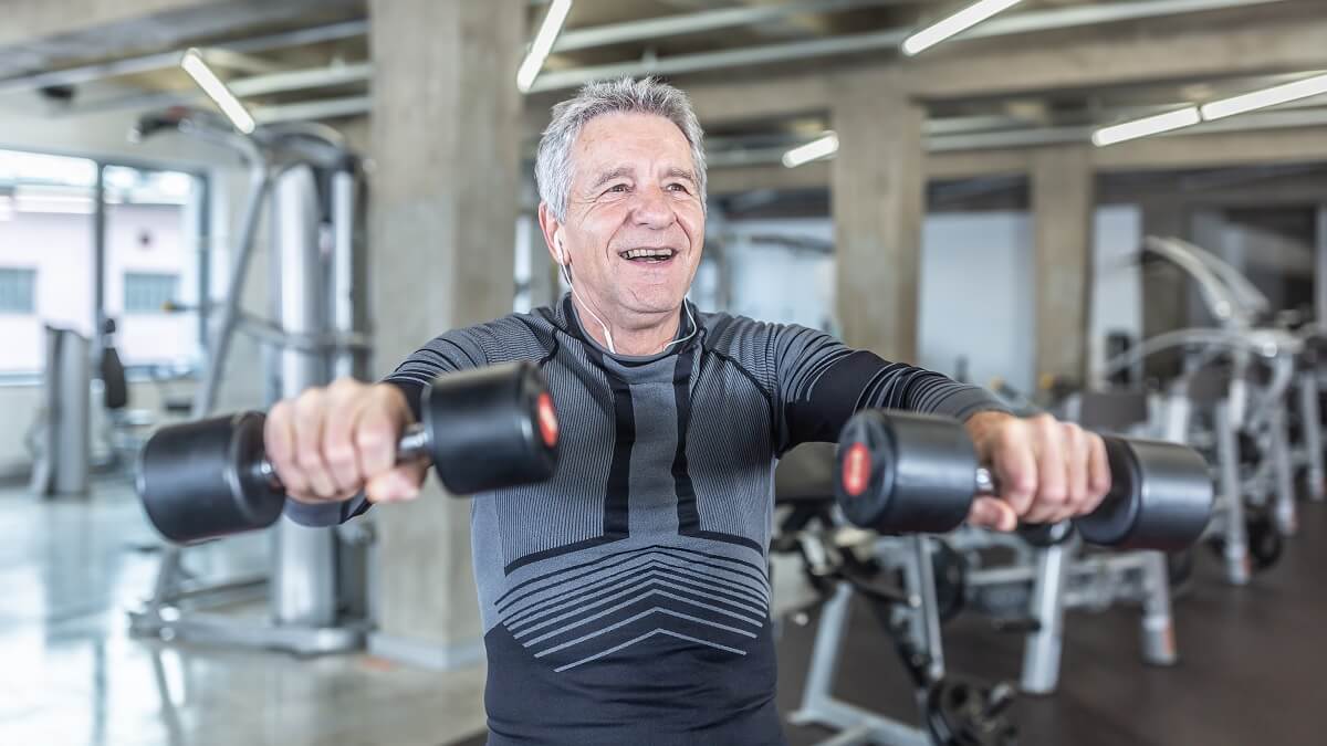 Pesas a los 50: 7 consejos para empezar a entrenar sin riesgos