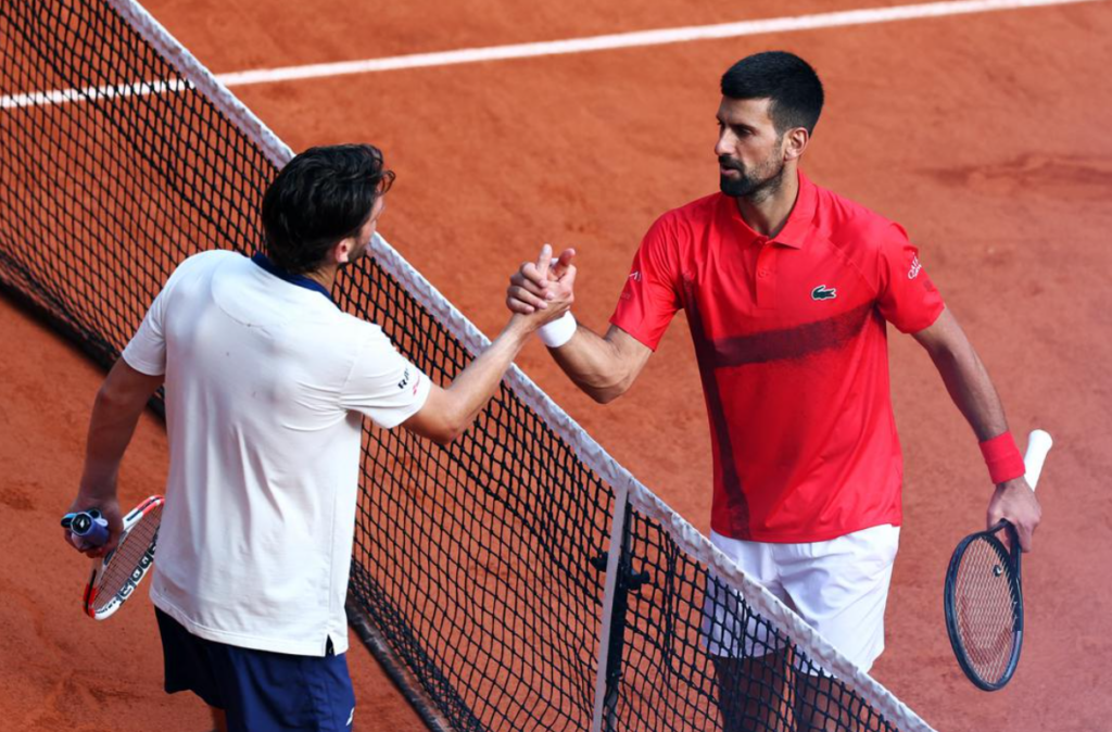 Djokovic alcanza los 100 triunfos en Roland Garros y Sinner no da respiro
