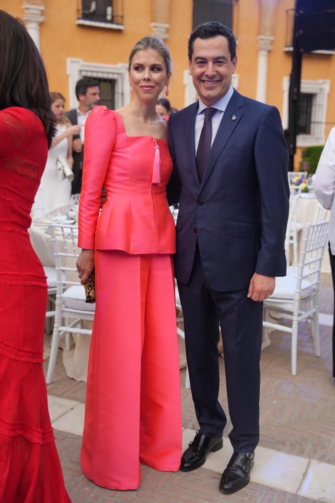 ​Manuela Villena deslumbra en Sevilla con un traje de Lorenzo Caprile que enamorará a la infanta Elena 