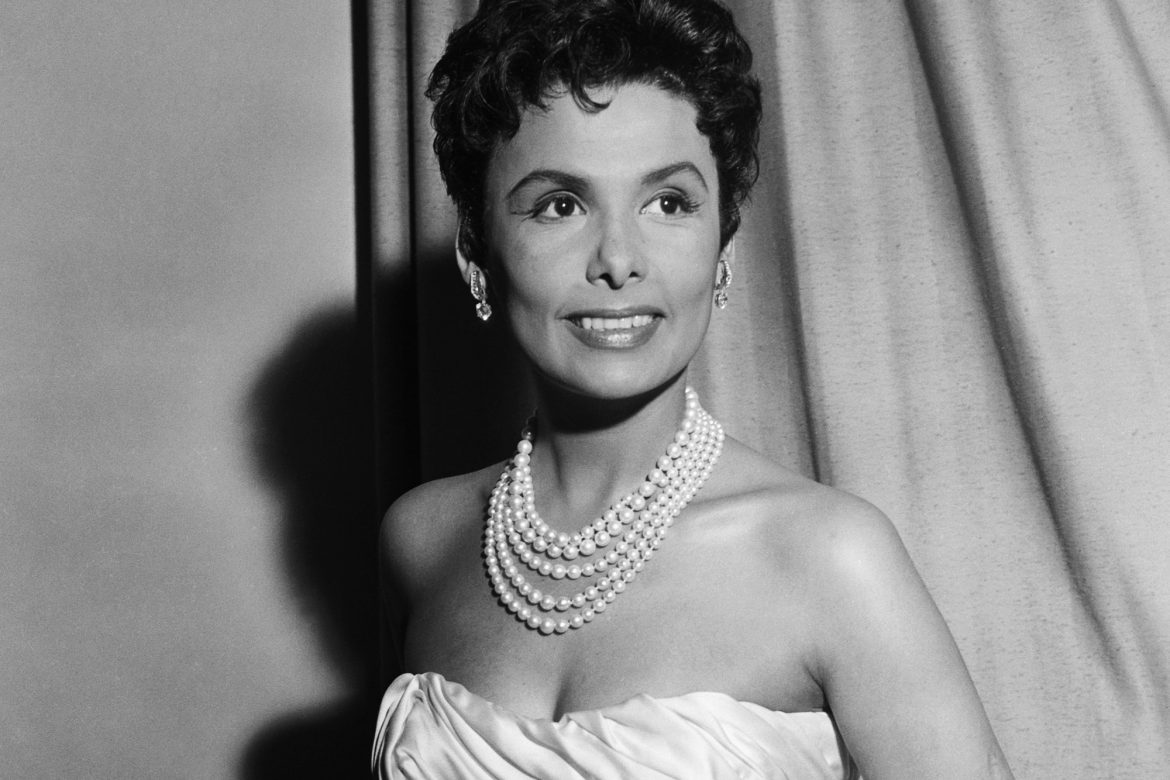 ​Lena Horne, la leyenda anómala de Hollywood que tuvo que luchar para hacerse un sitio: “Te compraré una casa, y sobre todo una criada, porque ese es el papel que interpretarás” 