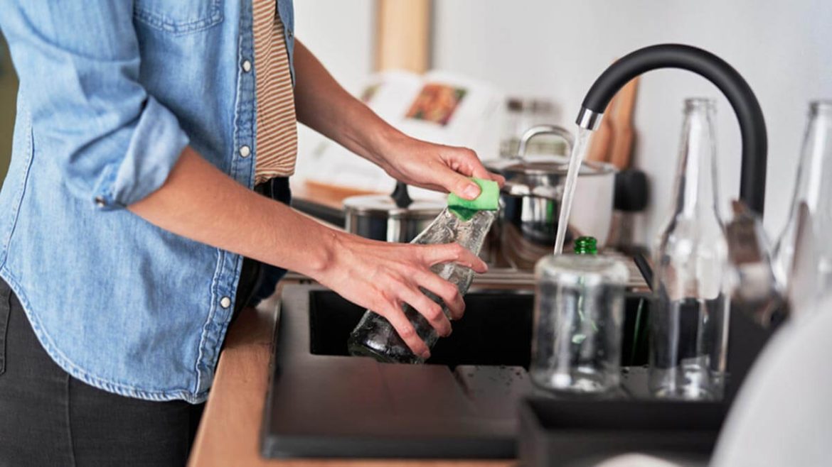 7 métodos de limpiar una botella de cristal por dentro