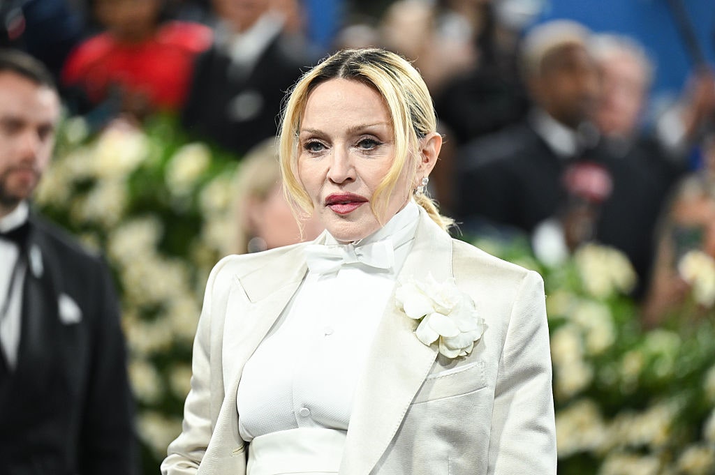 ​Lo que esconde el baño de Madonna: desde proclamas antibélicas de John Lennon y Yoko Ono a homenajes a Cher 