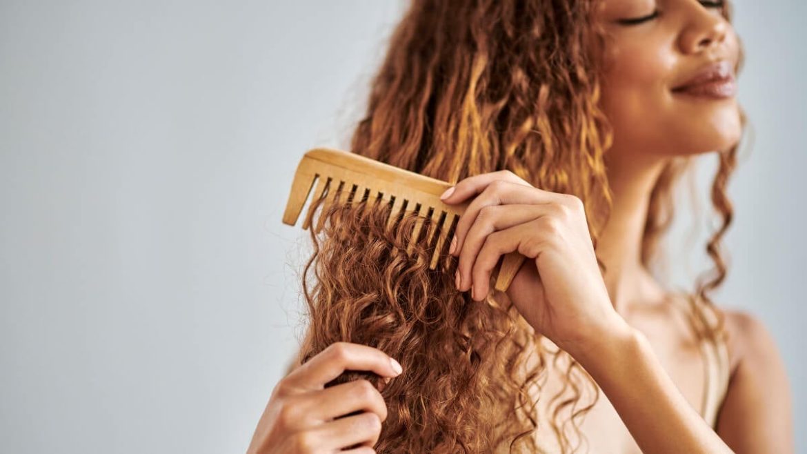 9 secretos para peinar los rizos y mantenerlos definidos