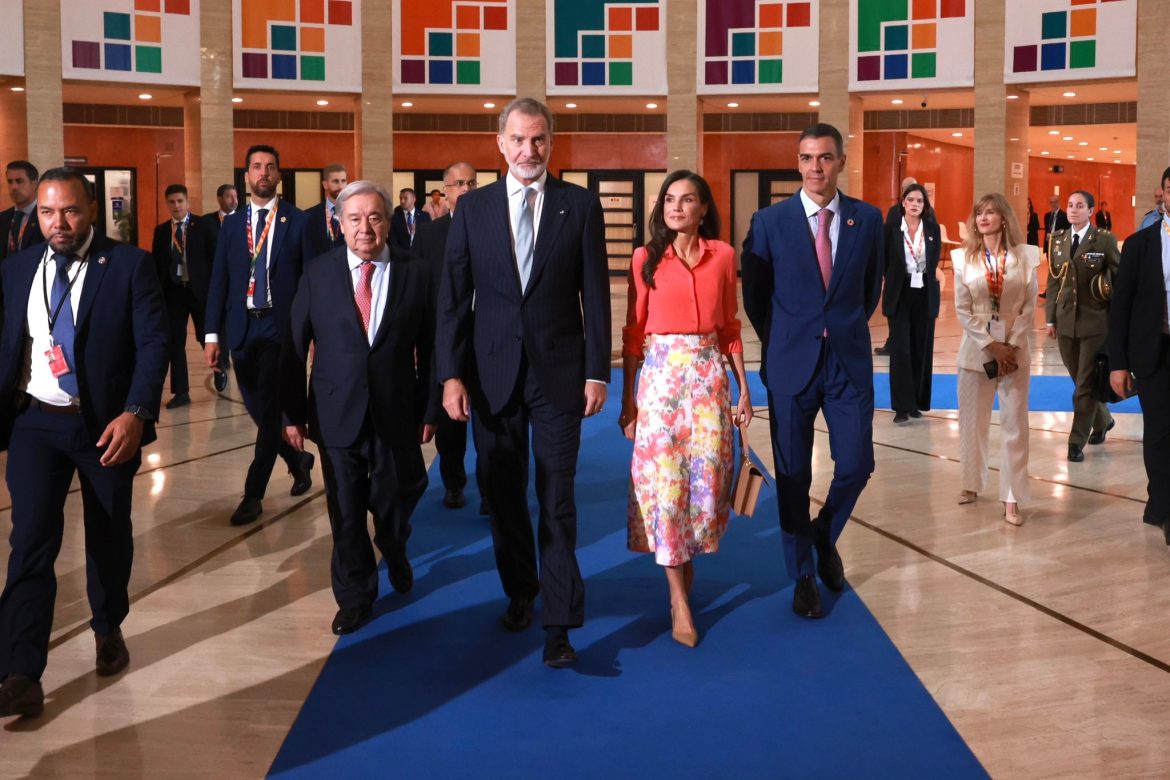 ​Felipe y Letizia inauguran la cumbre de la ONU de Sevilla: más de 60 jefes de Estado y 10.000 personas 